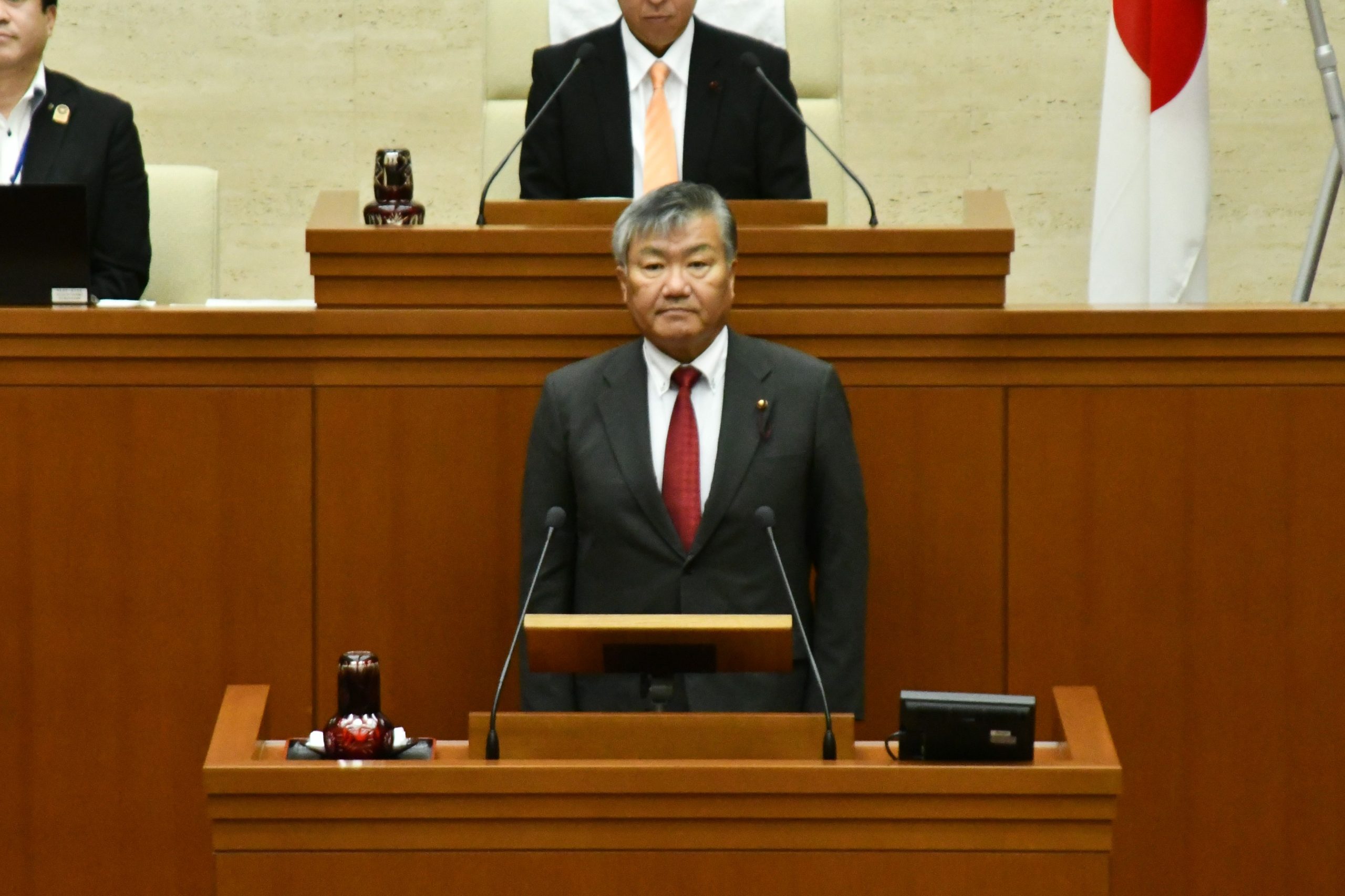 本会議場での委員長報告